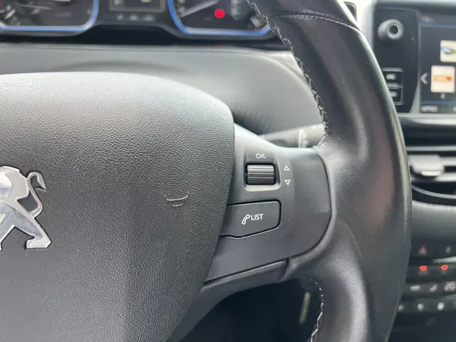 Peugeot 2008 1.2 PureTech Allure 2019 Benzine 19