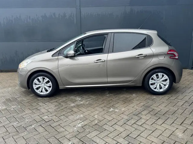 Peugeot 208 1.2 VTi Active / 5 Deurs / Trekhaak 2014 Benzine 9