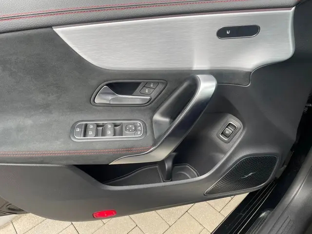 Mercedes-Benz CLA 250 4MATIC Premium Plus 2022 Benzine 10