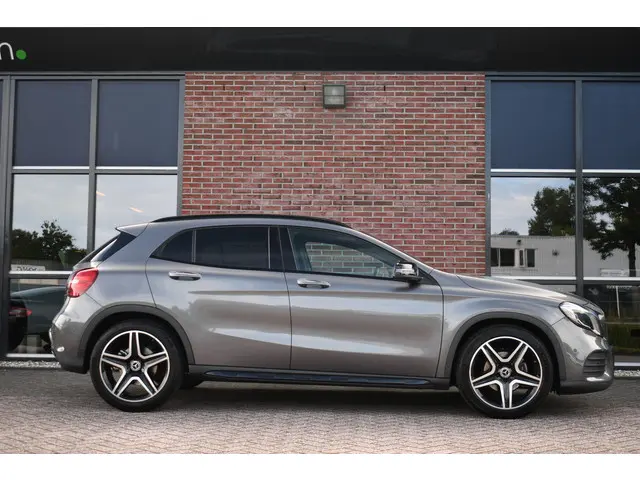 Mercedes-Benz GLA 180 AMG Night 2019 Benzine 42