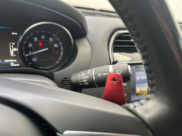 Jaguar XE 2.0 Portfolio 2015 Benzine 41