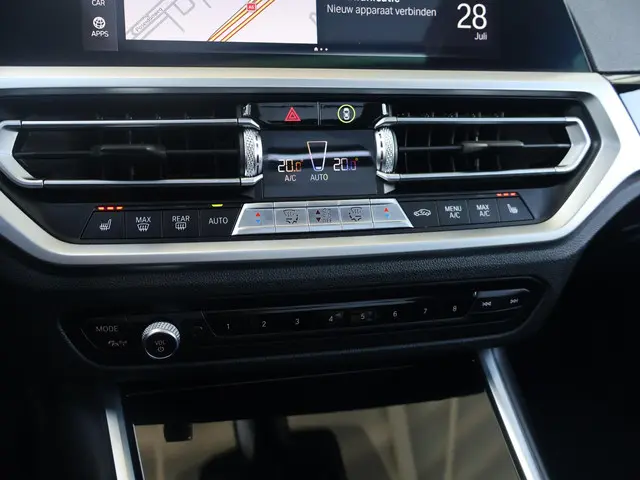 BMW 3 Serie Touring 320i Executive Edition 2020 Benzine 22