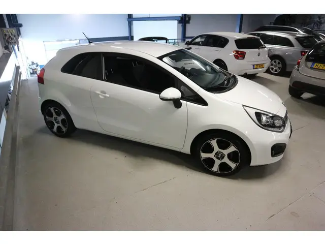 Kia Rio 1.2 CVVT Plus Pack / Velg / WHITE PACK ! ! 2012 Benzine 9