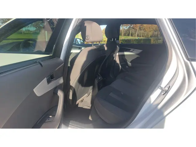 Audi A4 Avant 35 TFSI S edition 2022 Hybride Benzine 12