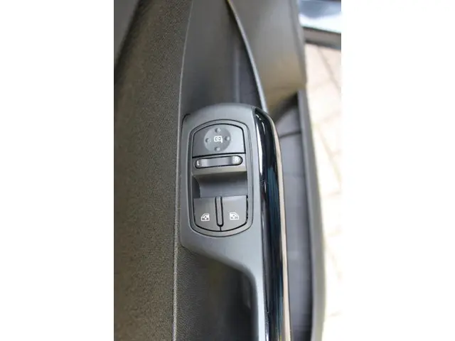 Opel Corsa 1.4-16V Design Edition 2013 Benzine 17