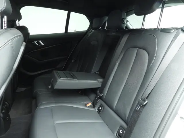 BMW 1 Serie 5-deurs 118i 2022 Benzine 8