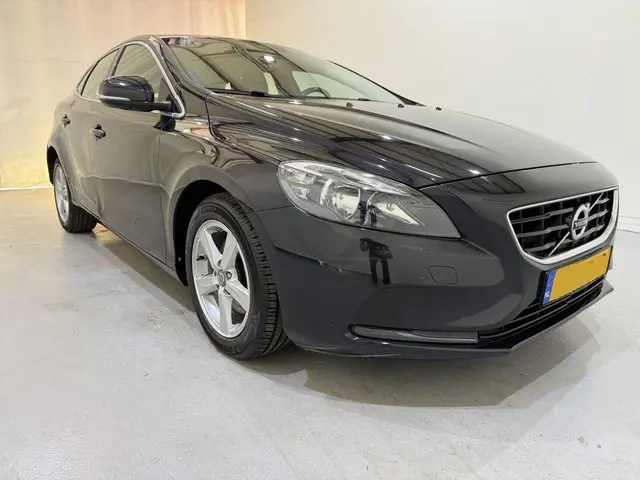 Volvo V40 V-40 1.6 T2 Momentum Navi 2014 Benzine