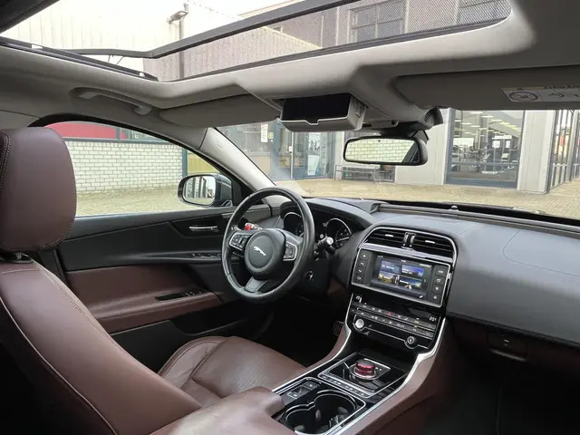 Jaguar XE 2.0 Portfolio 2015 Benzine 57