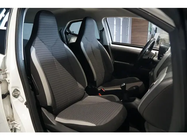 Toyota Aygo 1.0 VVT-i x-play limited 2019 Benzine 12