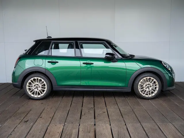MINI 5-Deurs Cooper C 2024 Benzine 4