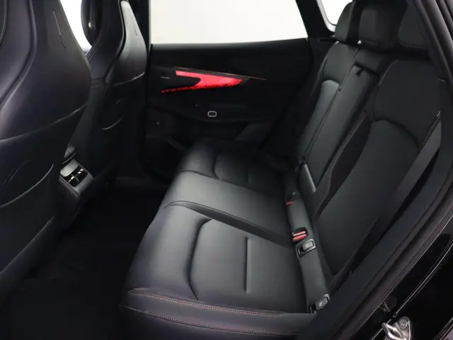 Lynk & Co 08 1.5 More 2025 Hybride Benzine 7