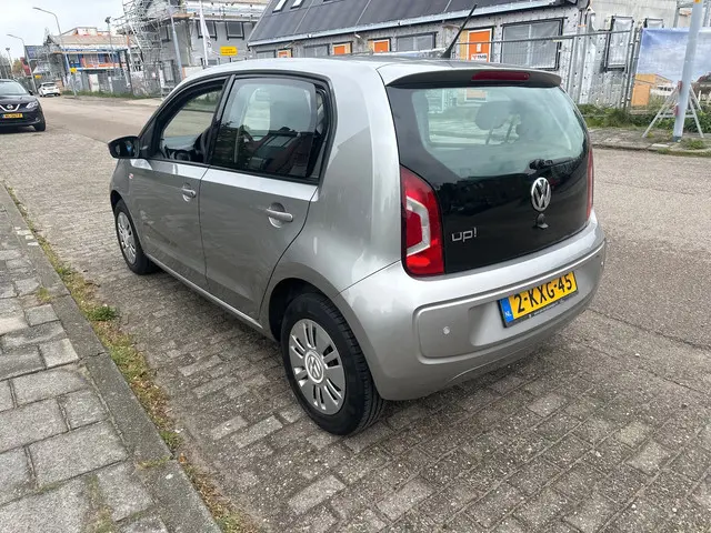 Volkswagen up! 1.0 move up! 2013 Benzine 7