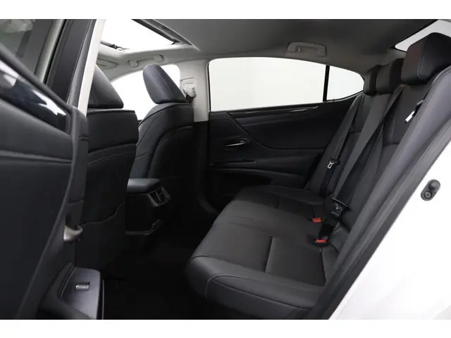 Lexus ES 300h Preference Line 2021 Hybride Benzine 18