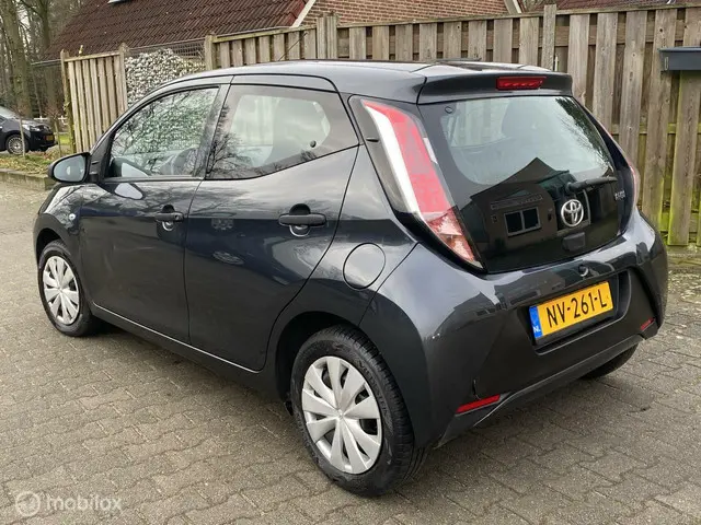 Toyota Aygo 1.0 VVT-i x-now 2017 Benzine 8