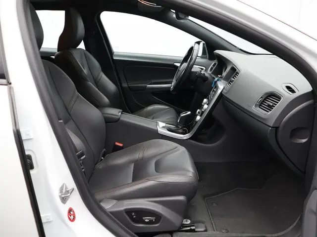 Volvo V60 Cross Country 2.0 T5 Polar+ 2018 Benzine 9