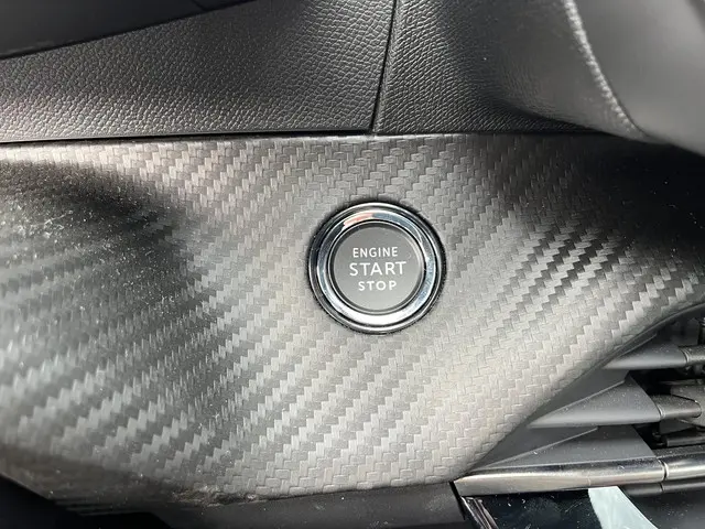 Peugeot 2008 1.2 Hybrid 145 PK GT 2025 Hybride Benzine 42