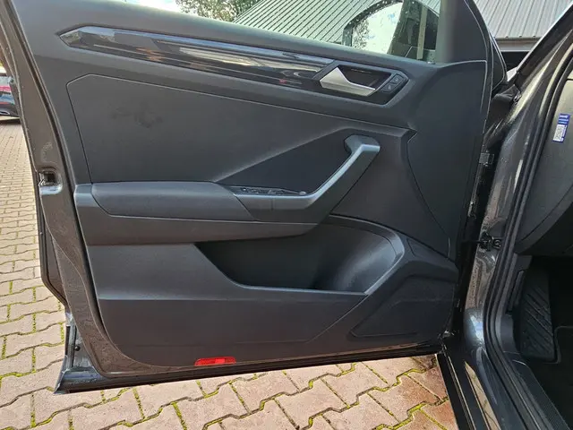 Volkswagen T-Roc 1.5 TSI Sport Business R 2019 Benzine 37