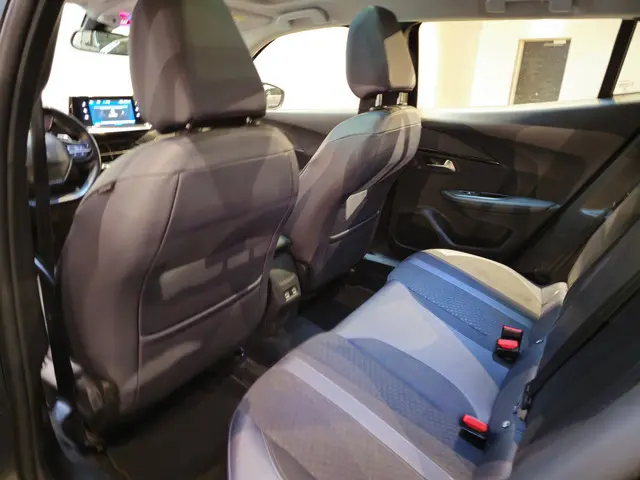 Peugeot 2008 1.2 PureTech Allure 2020 Benzine 16