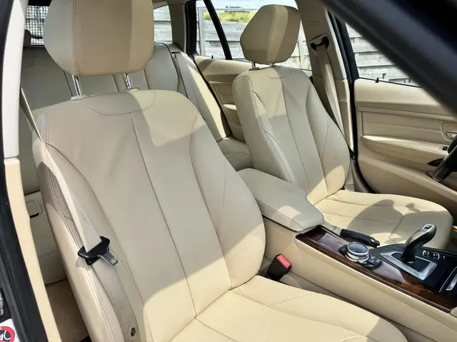 BMW 3 Serie Touring 328i High Executive 2014 Benzine 28