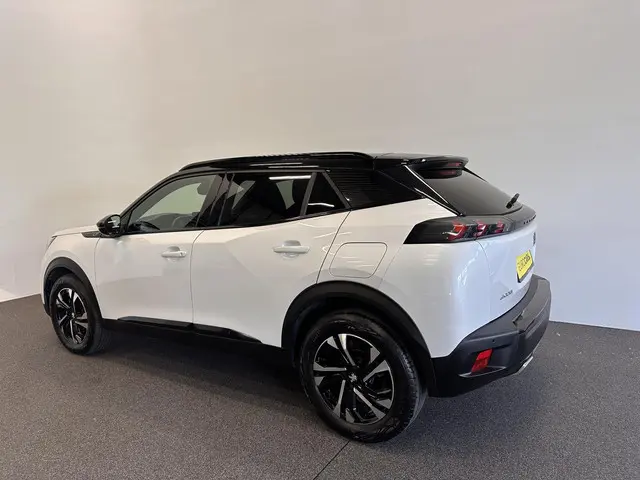 Peugeot 2008 1.2 PureTech 130 GT 2023 Benzine 4