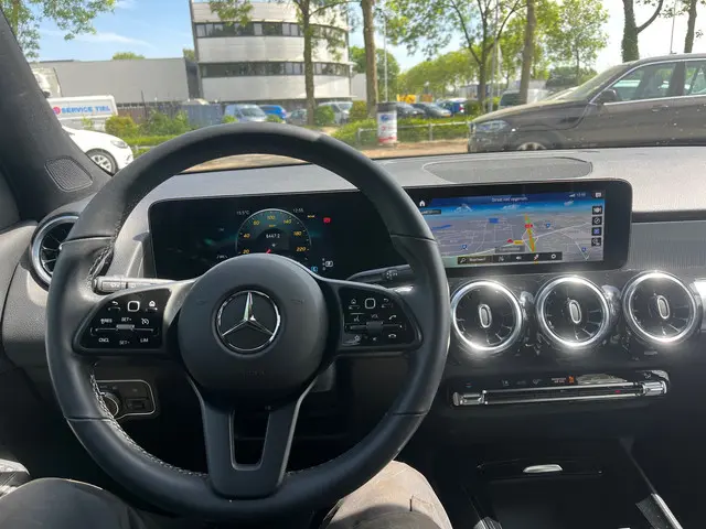 Mercedes-Benz GLB 180 Business Line 2023 Benzine 4