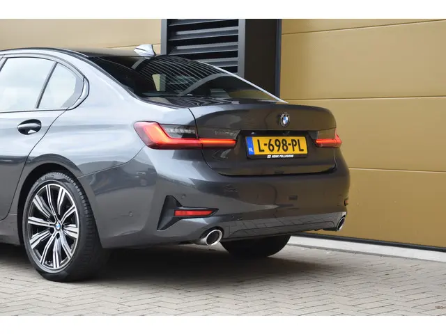 BMW 3 Serie 318i Executive Edition 2021 Benzine 6