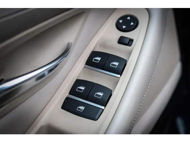 BMW 5 Serie 528i Luxury Edition 2015 Benzine 14