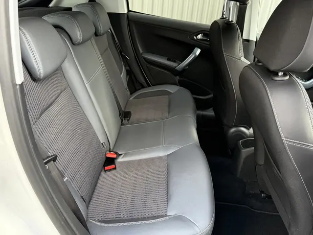 Peugeot 208 1.2 PureTech GT-Line 2016 Benzine 28