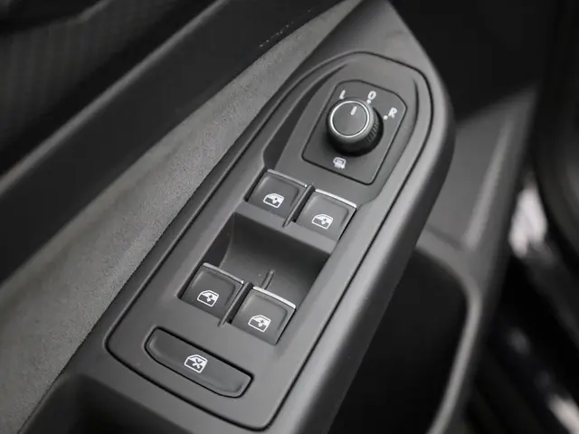 Volkswagen Golf 1.5 eTSI 130pk DSG R-Line 2024 Benzine 12