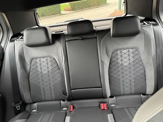 Volkswagen Golf 1.5 eTSI R-Line 2022 Benzine 37