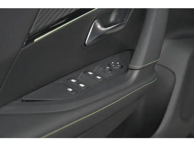 Peugeot 2008 PureTech 130 EAT8 GT 2024 Benzine 33