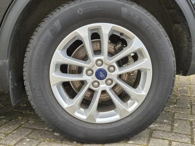 Ford Kuga 2.5 PHEV Titanium 2023 Hybride Benzine 6
