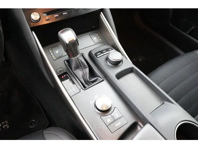 Lexus IS 300h Hybrid Business Line 2018 Hybride Benzine 24