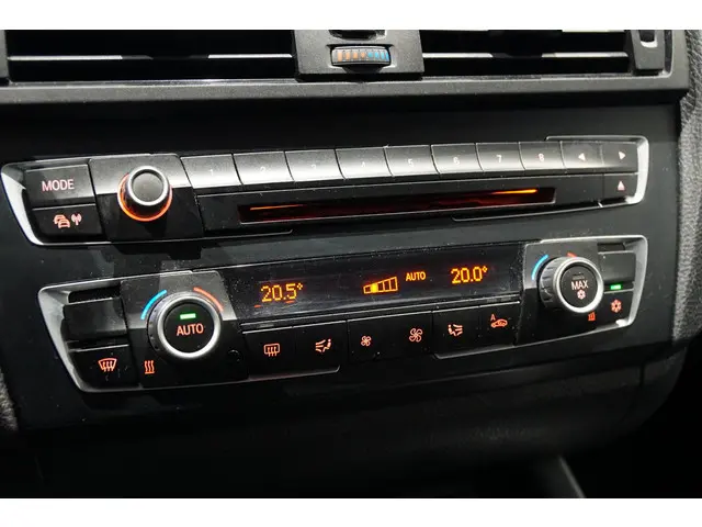 BMW 1 Serie 116i Business+ 2012 Benzine 18