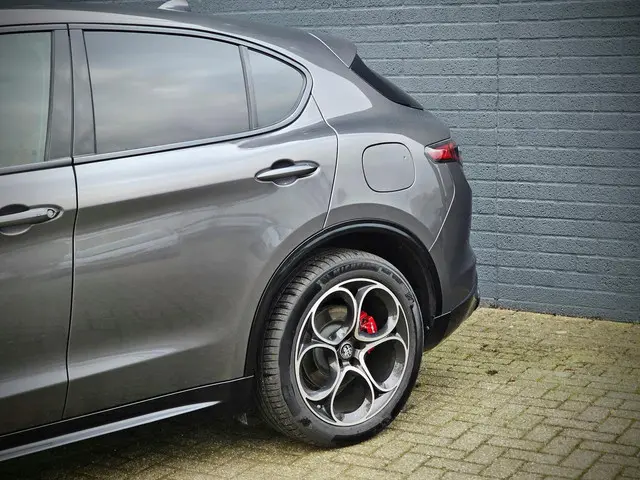 Alfa Romeo Stelvio 2.0 T GME AWD Veloce 2023 Benzine 12