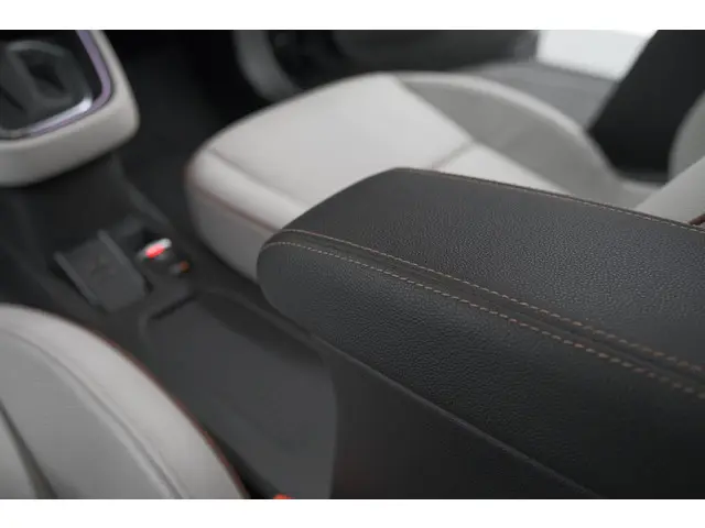 Renault Clio TCe 130 EDC Initiale Paris 2020 Benzine 48