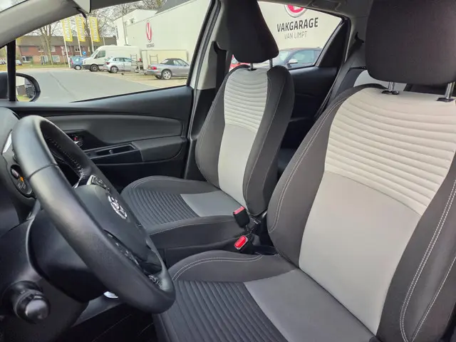 Toyota Yaris 1.5 Hybrid Executive 2017 Hybride Benzine 11