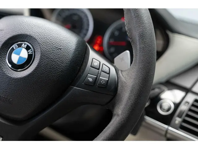 BMW X5 4.4i M 556 PK Akrapovic Full Option 2012 Benzine 32