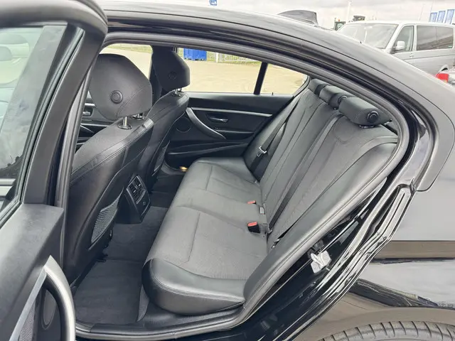BMW 3 Serie 320i Corporate Lease Executive 2017 Benzine 30