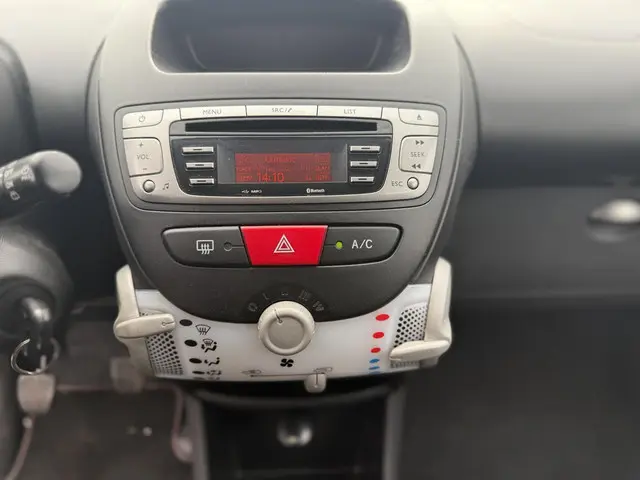 Peugeot 107 1.0 Envy 2012 Benzine 10