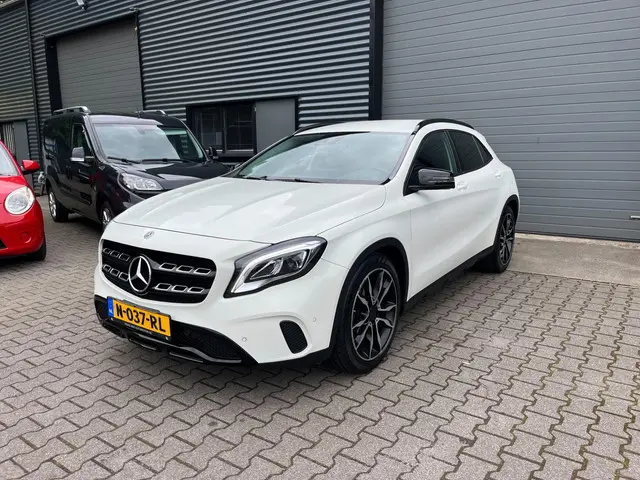 Mercedes-Benz GLA 200 Premium AUTOMAAT/XENON 2017 Benzine 2