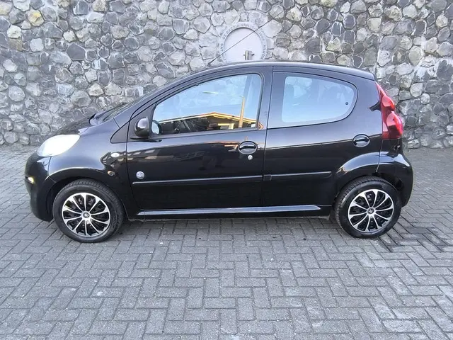 Peugeot 107 1.0 Envy 2013 Benzine 25