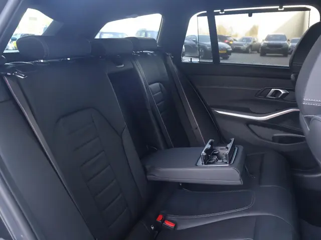 BMW 3 Serie Touring 320e 2024 Hybride Benzine 19