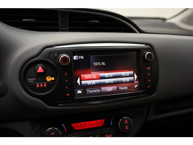 Toyota Yaris 1.3 VVT-i[5-Deurs Leder Navi] 2016 Benzine 21