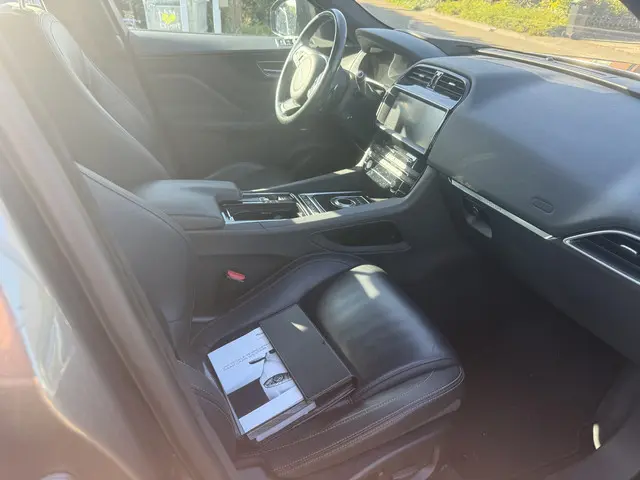 Jaguar F-PACE 2.0 Portfolio 2016 Diesel 17