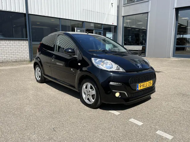 Peugeot 107 1.0 Black & Silver 2013 Benzine 54
