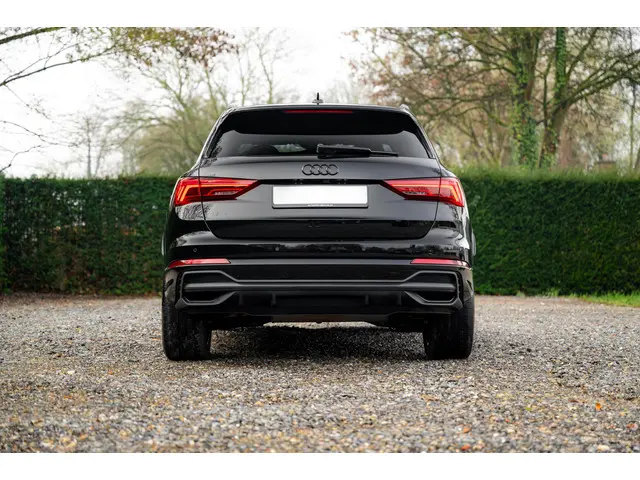 Audi Q3 45 TFSI e S edition 2024 Hybride Benzine 35