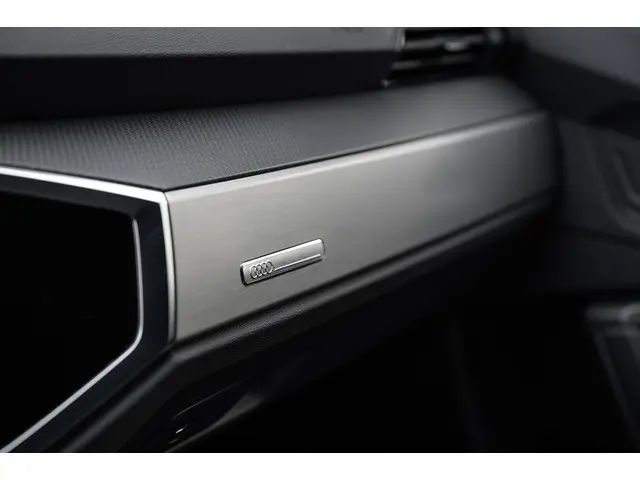 Audi Q3 45 TFSI e S edition 2024 Hybride Benzine 24