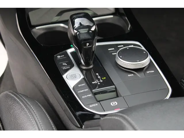 BMW 1 Serie 120i High Executive Edition 2021 Benzine 38