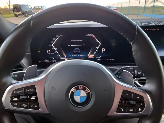 BMW 3 Serie Touring 320i 2023 Benzine 18